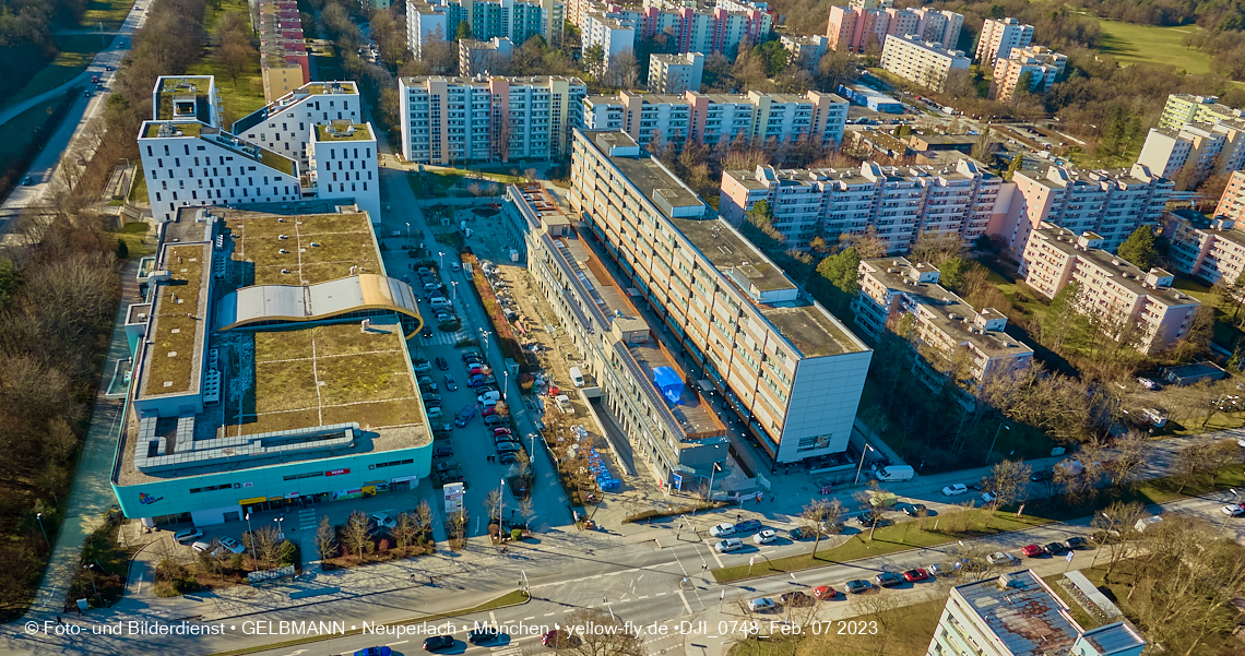 07.02.2023 - Luftbilder von der Montessori Schule im Plettzentrum Neuperlach